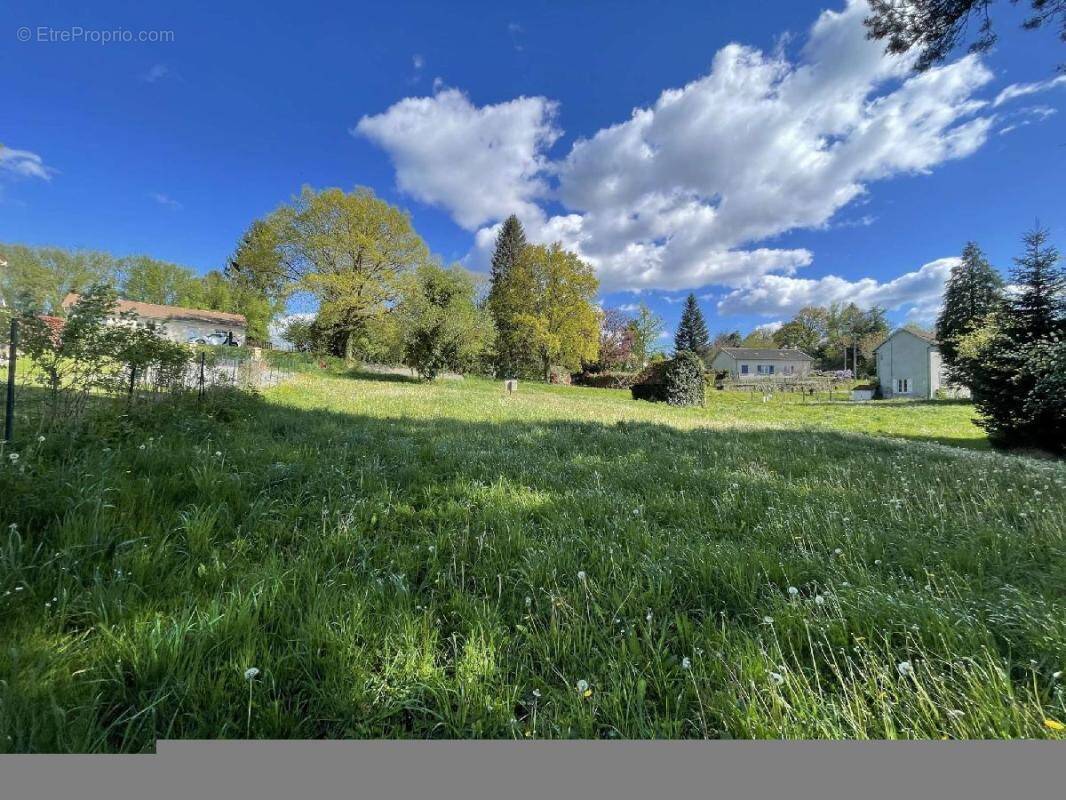 Terrain à CHATEAUNEUF-LA-FORET