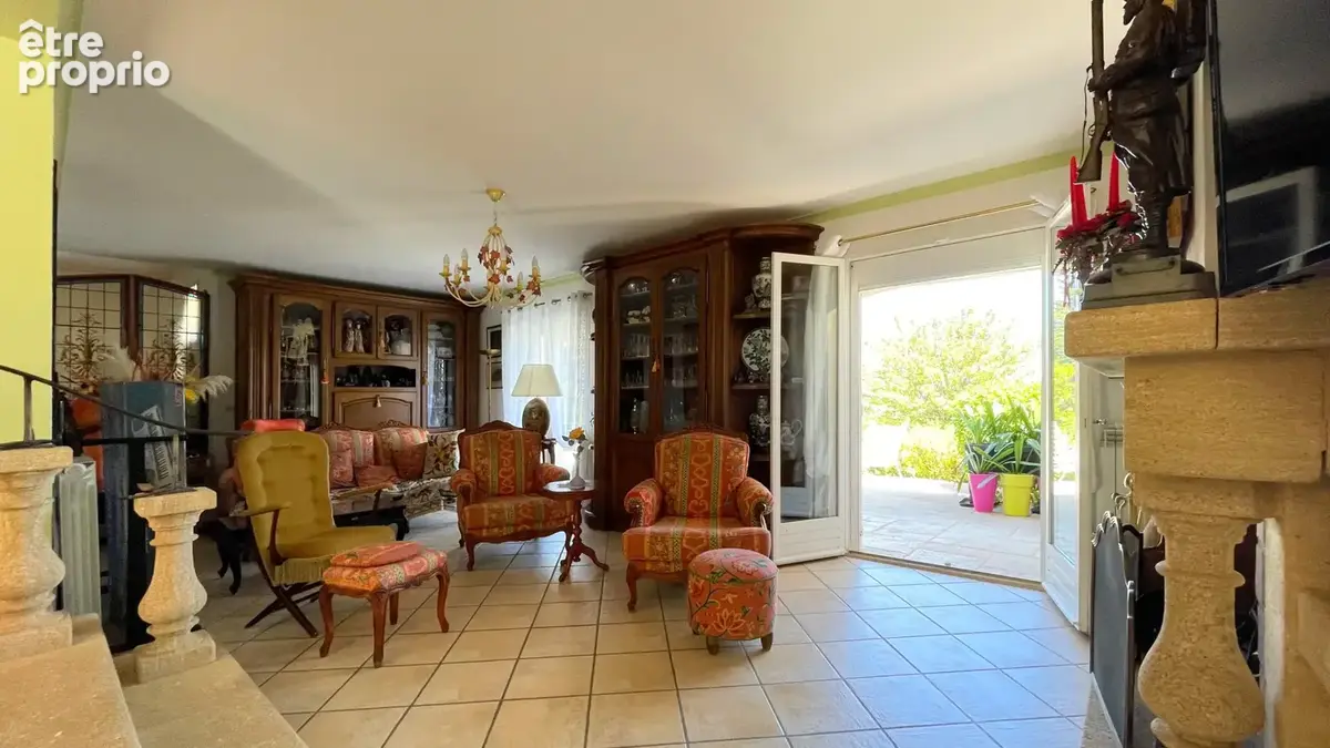 Proche Pont du Gard, villa avec parc paysager, piscine et double garage - photo 3