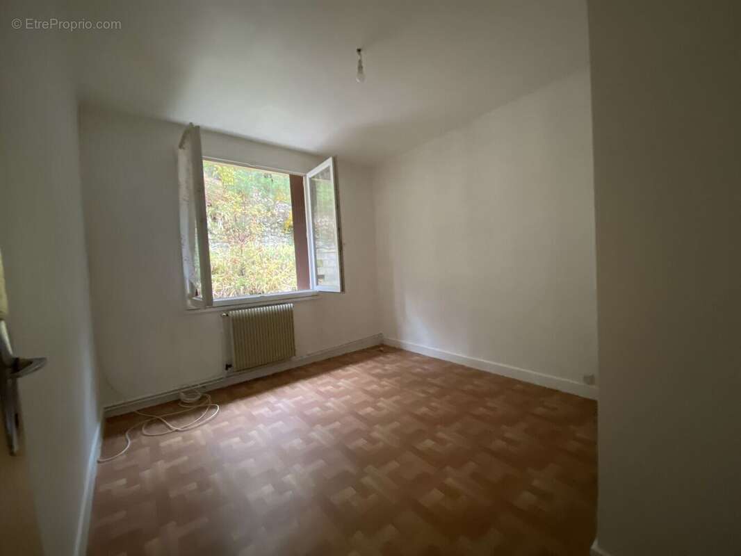 chambre avec placard - Maison à ARCAMBAL