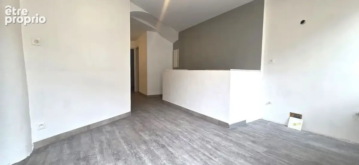 CUGES LES PINS-IMMEUBLE-A VENDRE-LOCAL-T2 EN DUPLEX-HYPER