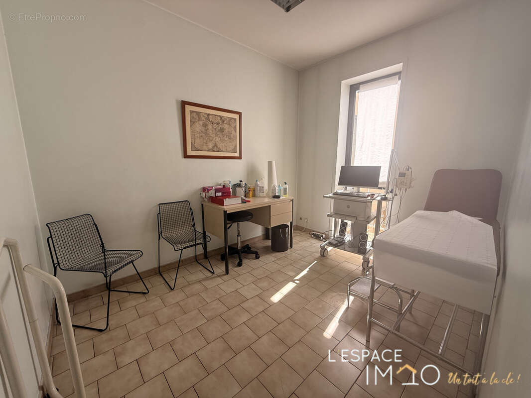 Nouveauté! local professionnel de 70 m2 avec parking et cave! - photo 4
