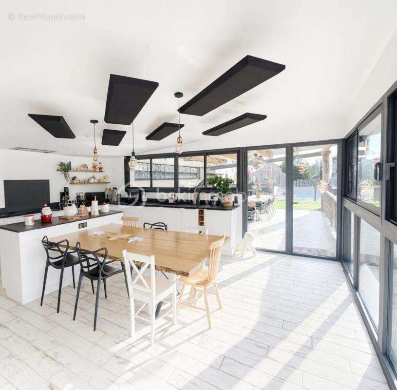 Magnifique propriété style loft de 293 m² sur un terrain de 1 360 m² à Lons - photo 4