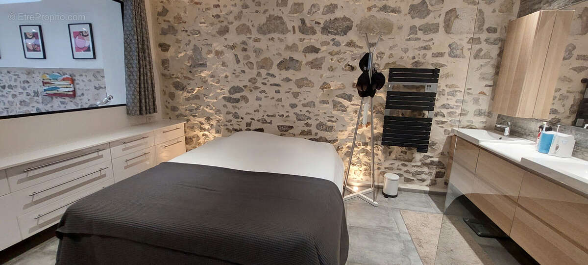 TOULON HAUTE-VILLE  Magnifique appartement avec terrasse et 2 suites parentales. - photo 11