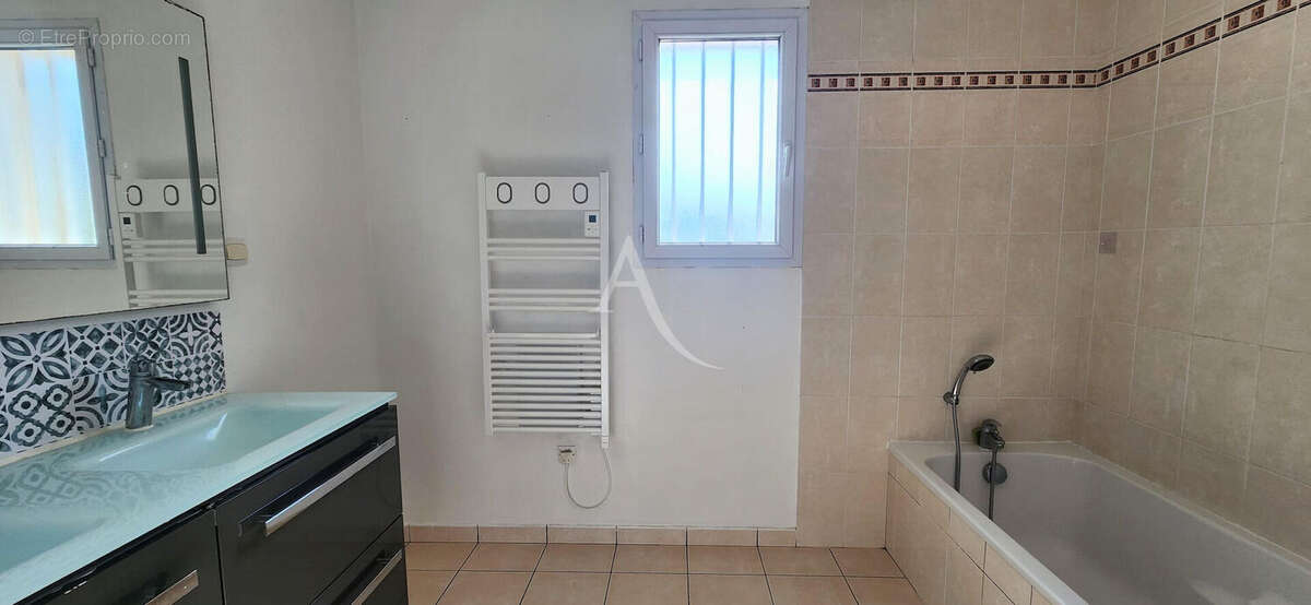 Iteuil - plain pied - 131 m² - 5 chambres -  jardin - photo 9