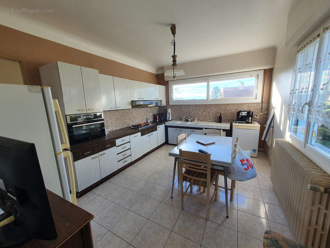 À Hagetmau, Maison d'habitation de 6 pièces - photo 3