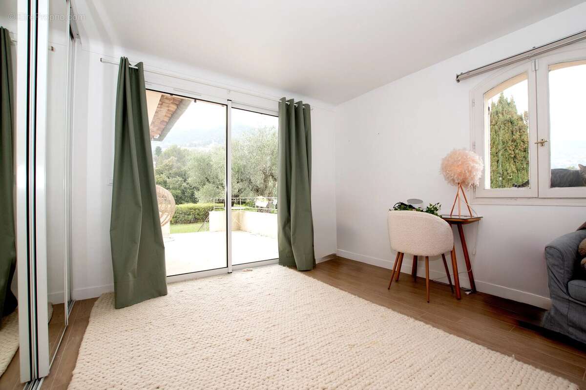 Maison à CHATEAUNEUF-GRASSE