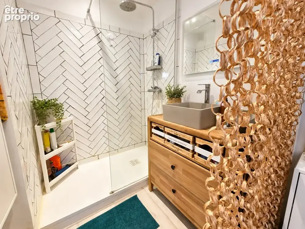 Centre-ville de Sète  Appartement traversant avec deux extérieurs, alliant luminosité, calme et vie citadine à pied. - photo 5