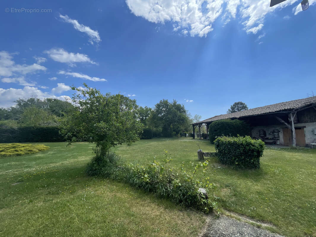 Maison ancienne sur un parc de 18 000 m2 - photo 5