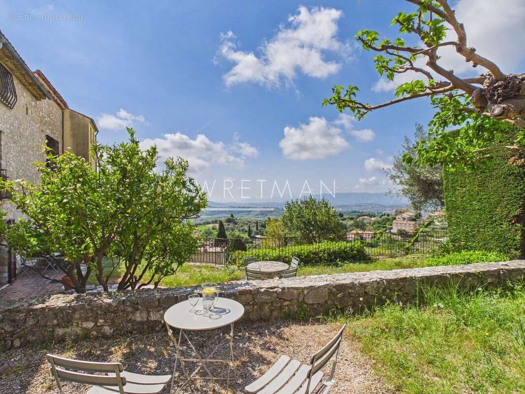 Maison à CHATEAUNEUF-GRASSE