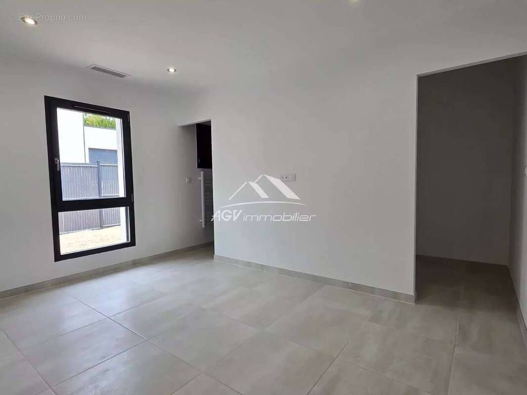 Maison à SAINT-JULIEN-LES-ROSIERS