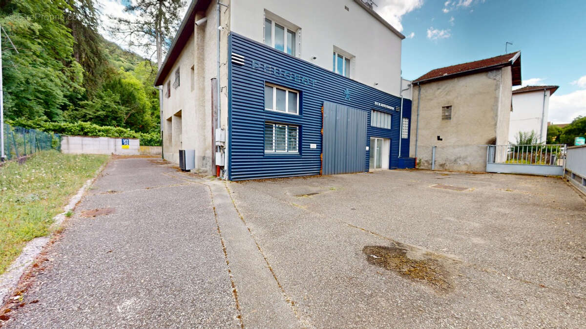 Ensemble immobilier rare de 547 m² habitation + local d'activité centre de gières - photo 2