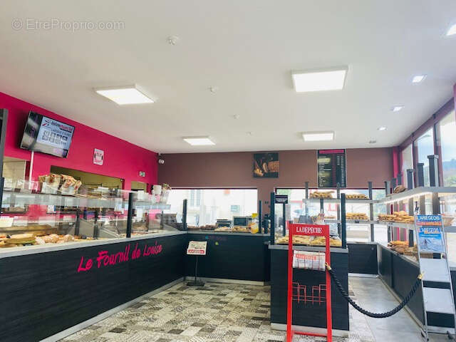 Commerce à LAROQUE-D'OLMES