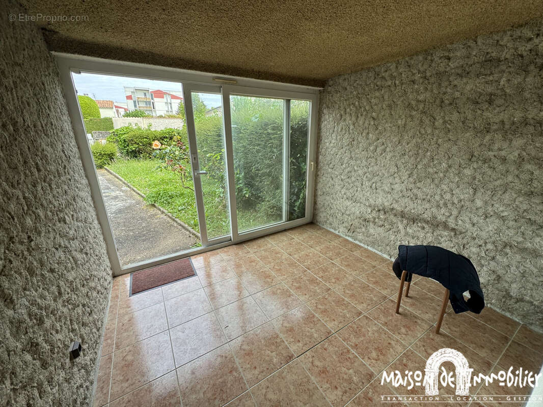 A vendre à COGNAC - Maison atypique de 4 pièces avec deux garages et jardin. - photo 13