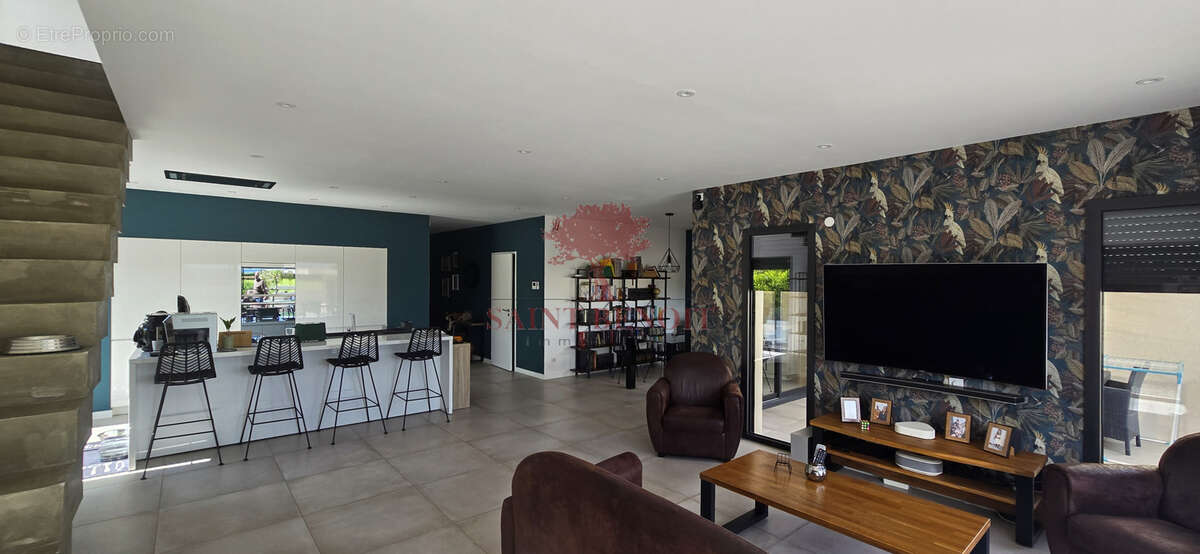 A VENDRE - A JONQUIERES - VILLA CONTEMPORAINE DE TYPE T3 de 129m2 avec garage,  jardin paysagé et piscine - photo 9