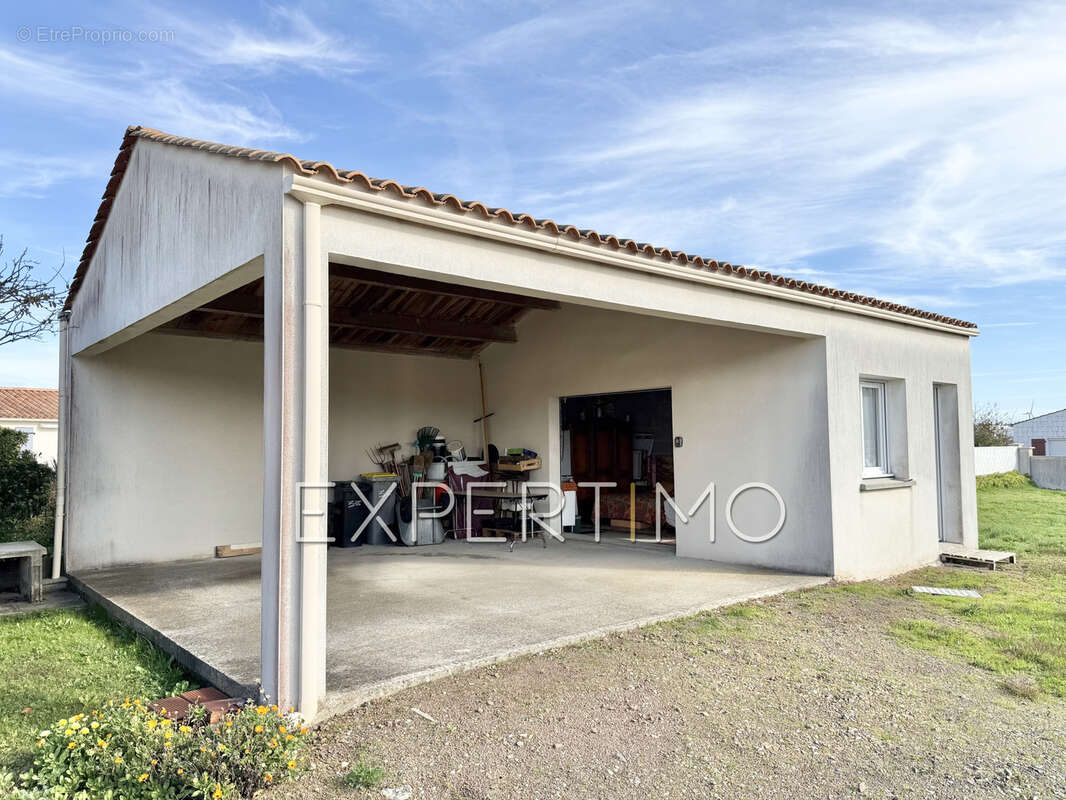 Terrain à LONGEVILLE-SUR-MER