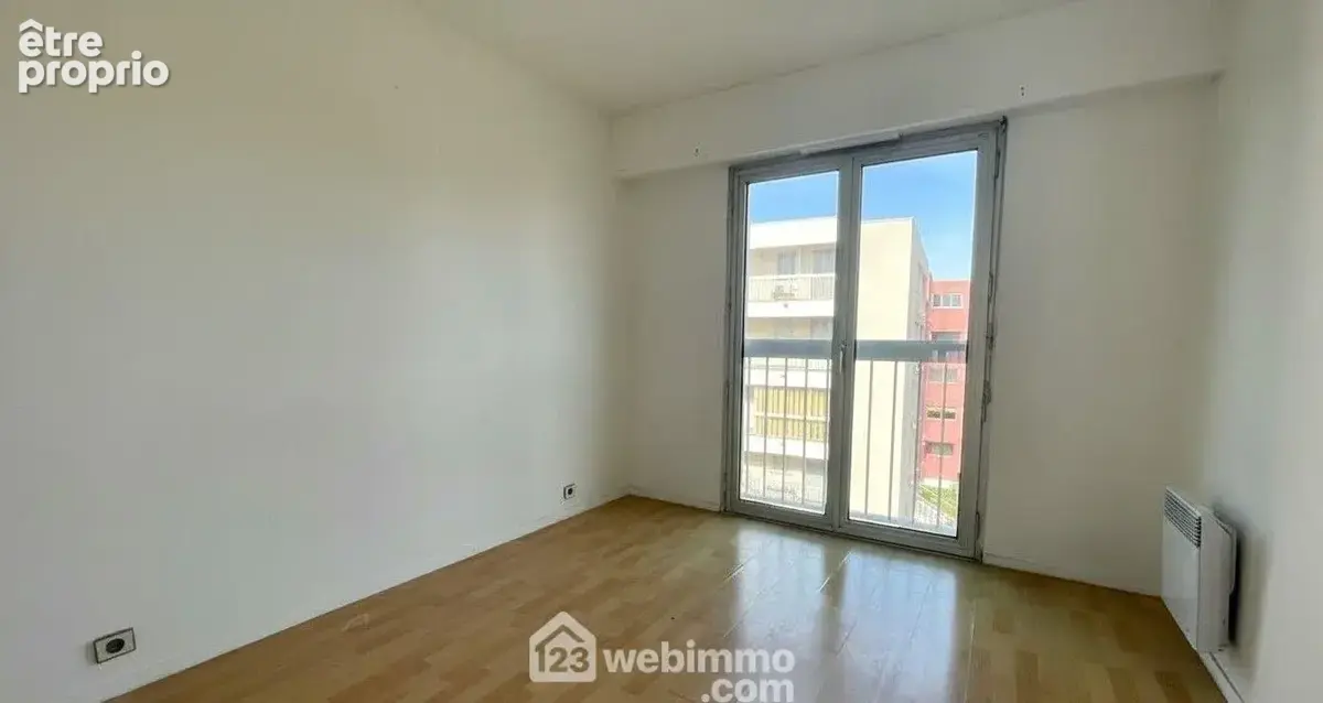 Chambre lumineuse avec ouverture sur l?extérieur.