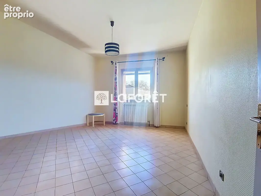 Maison familiale avec piscine, beaux volumes et espace indépendant - photo 12