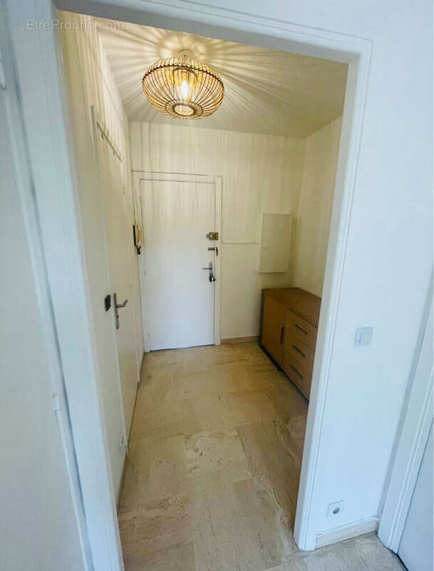 Appartement à SAINT-LAURENT-DU-VAR