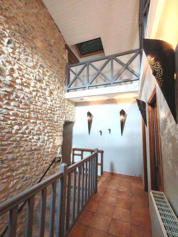 Maison en pierre de caractère – 182 m² – Beaux volumes & potentiel - photo 10