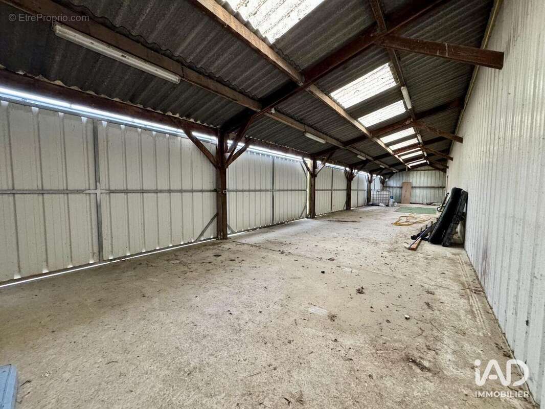 Photo 9 - Commerce à VERNANTES