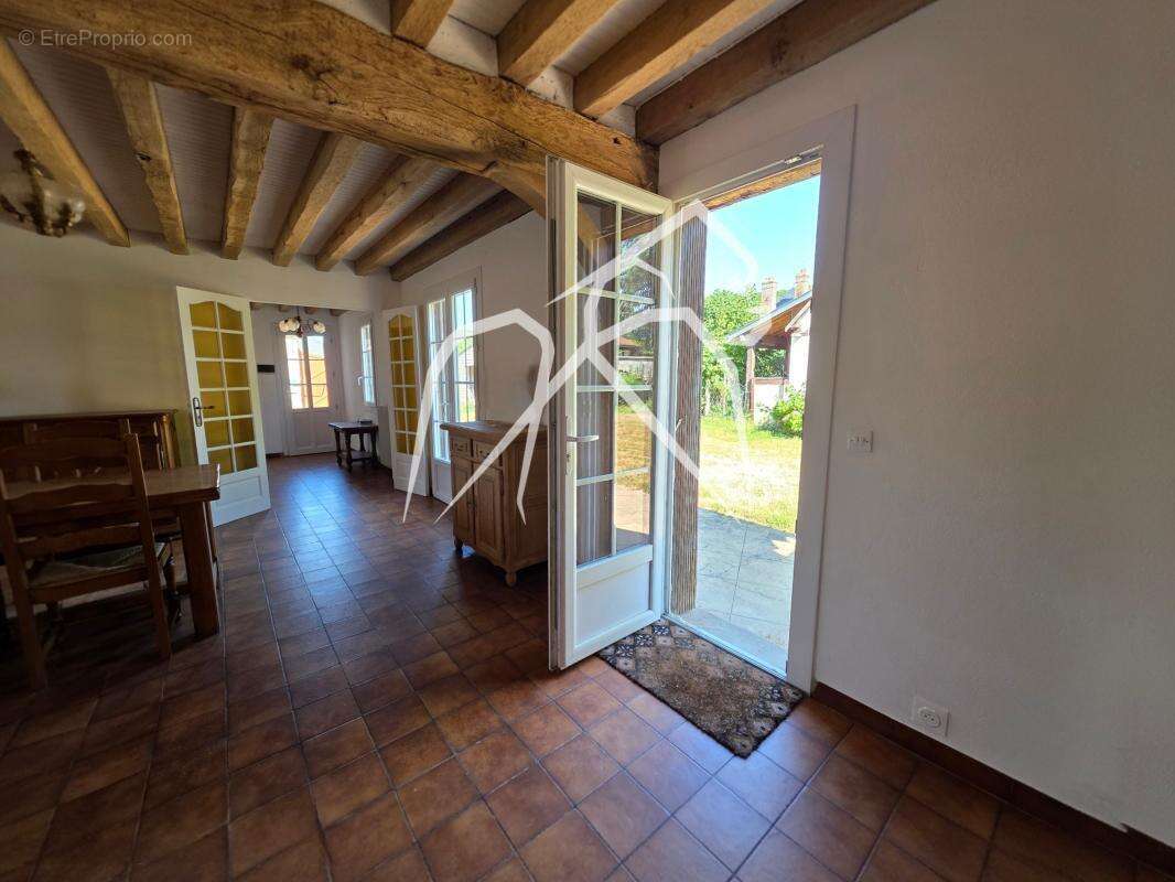 Maison de caractère  de 177 m² avec fort potentiel d'aménagement  La Ferrière-sur-Risle 27760  - photo 8