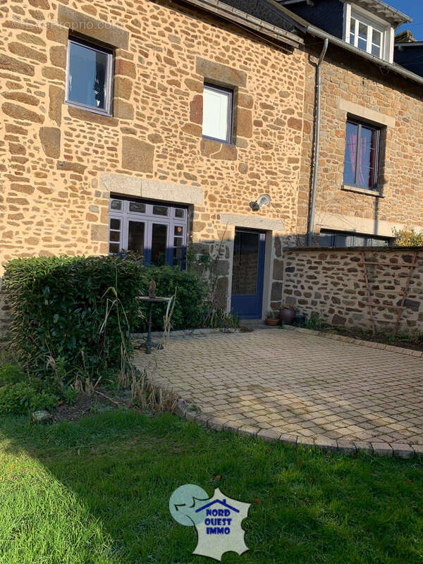Maison à AMBRIERES-LES-VALLEES