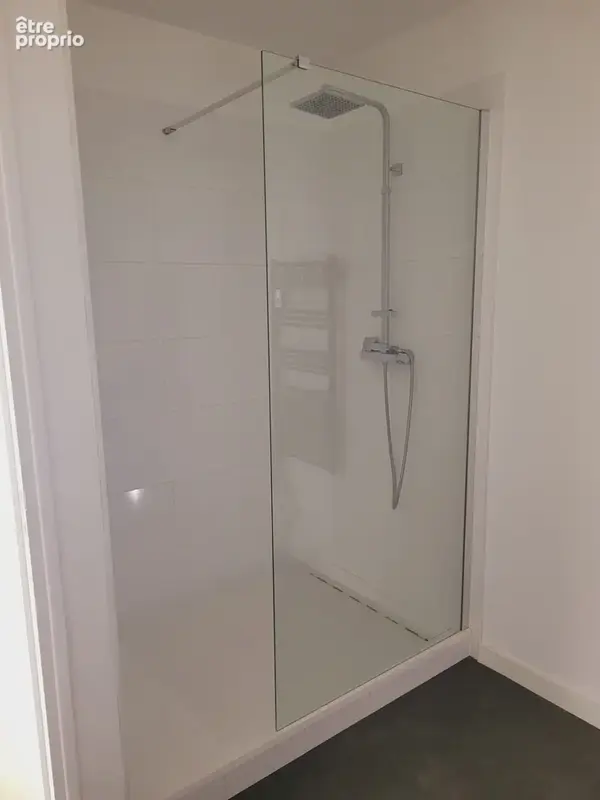 A vendre à Louviers appartmeent de 83 m² avec un grand séjour/salon, 2 chambres, balcon, gargae, parkig et cave en centre ville de Louviers