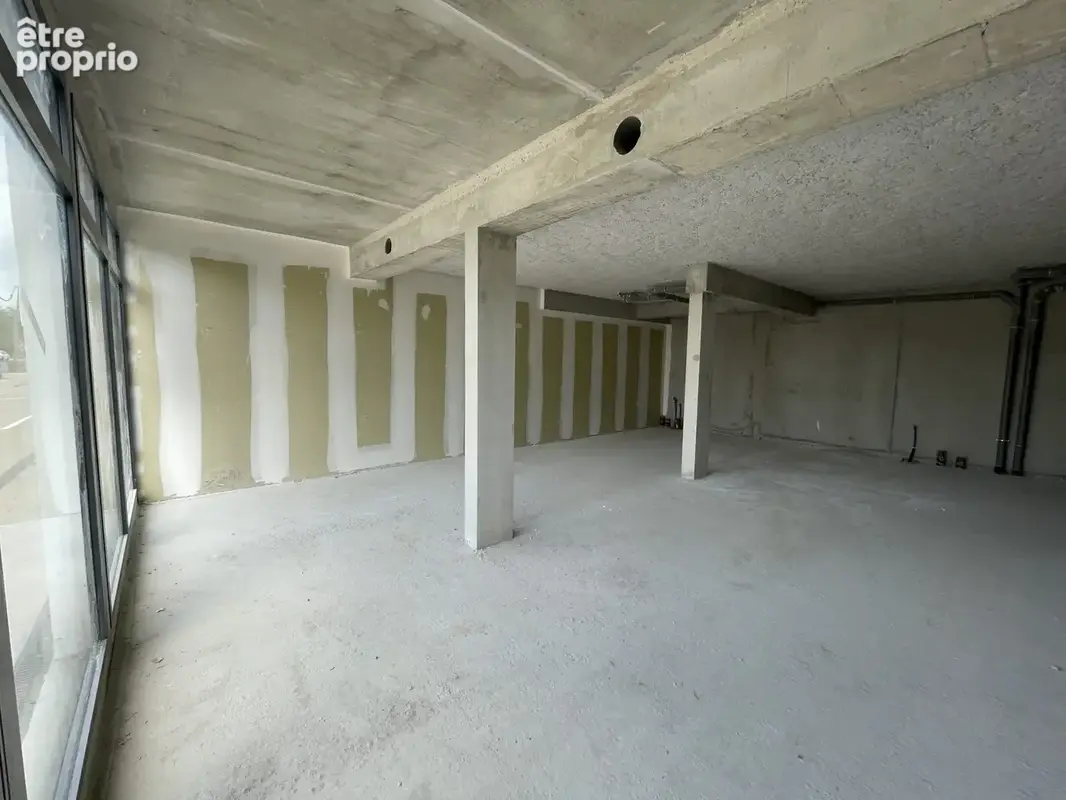 Commerce 82 m² à Saint-Medard-En-Jalles  - photo 2