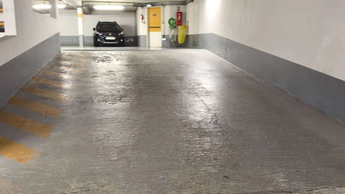 Parking à PARIS-9E