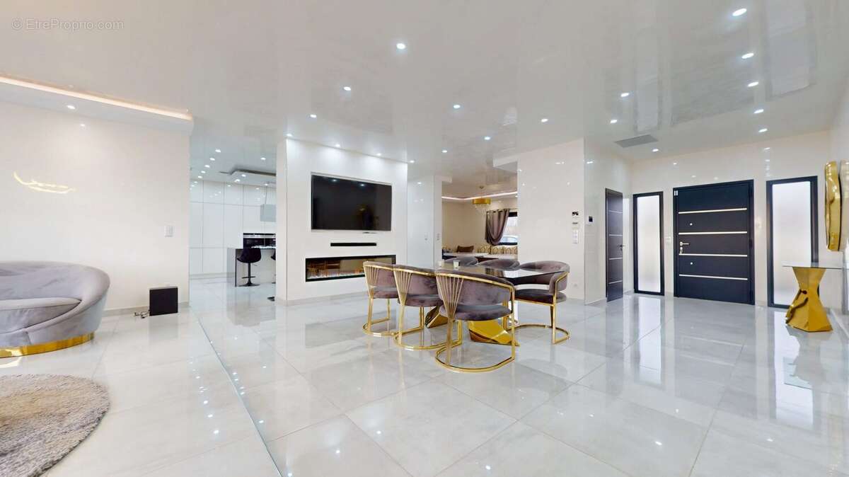 Séjour, salle-à-manger, entrée - Maison à BERGERAC