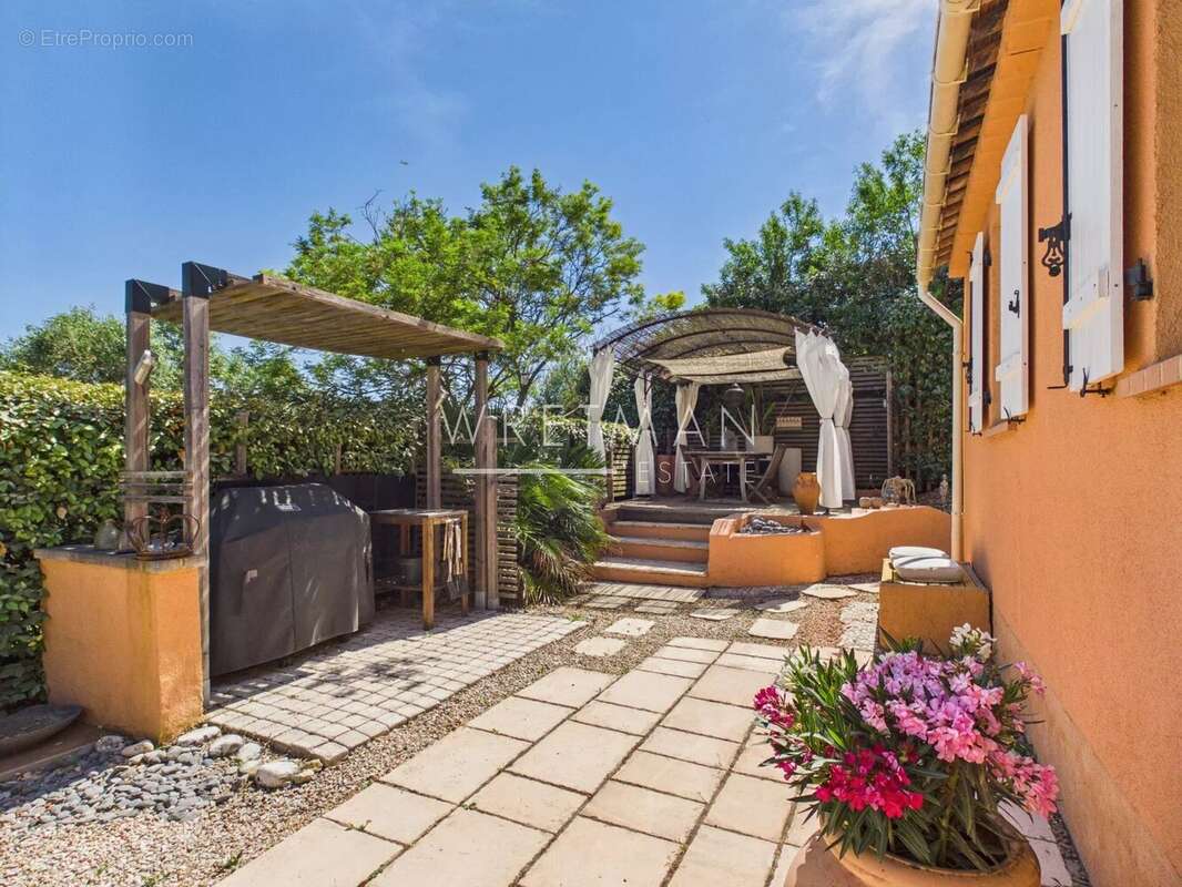 Villa bien entretenue avec piscine et vue dégagée - Le Luc - photo 17