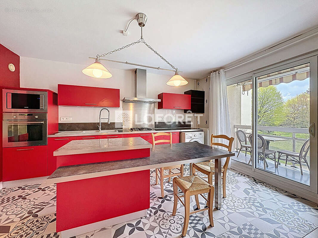 Appartement à PERONNAS