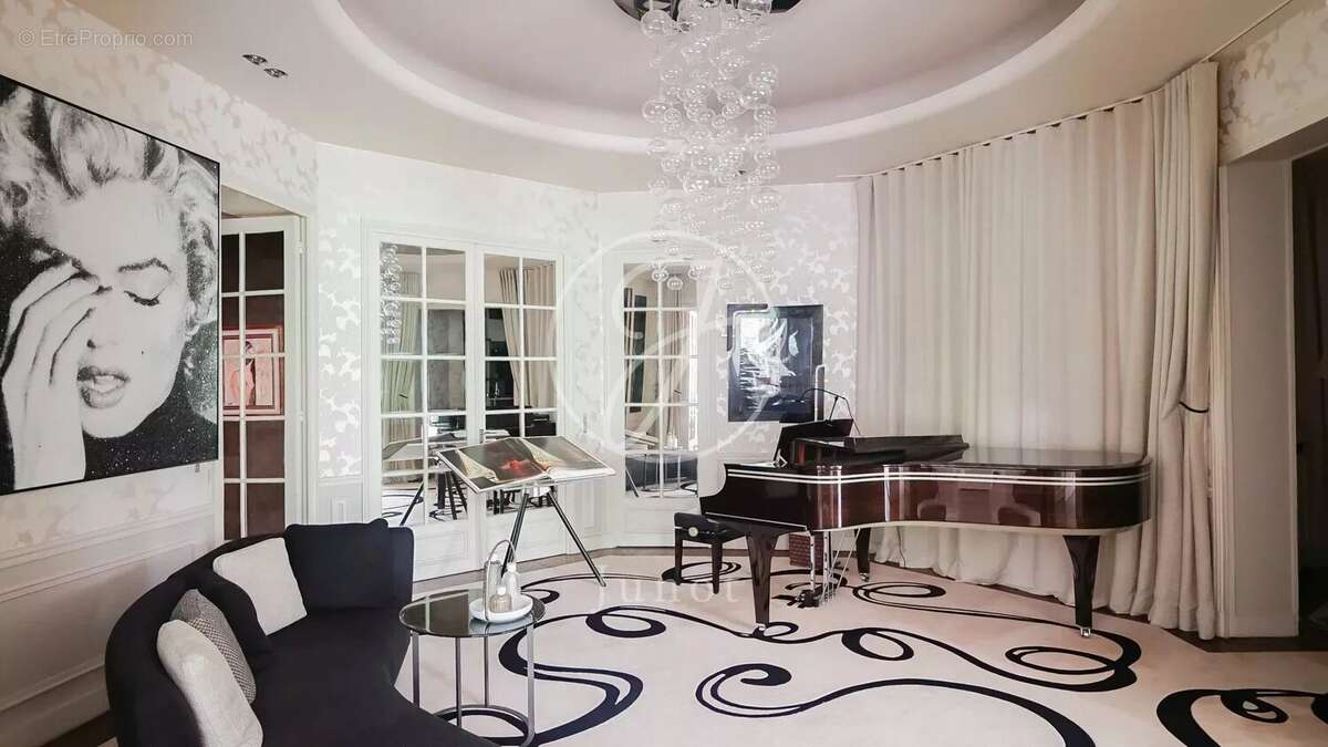 Appartement à PARIS-8E