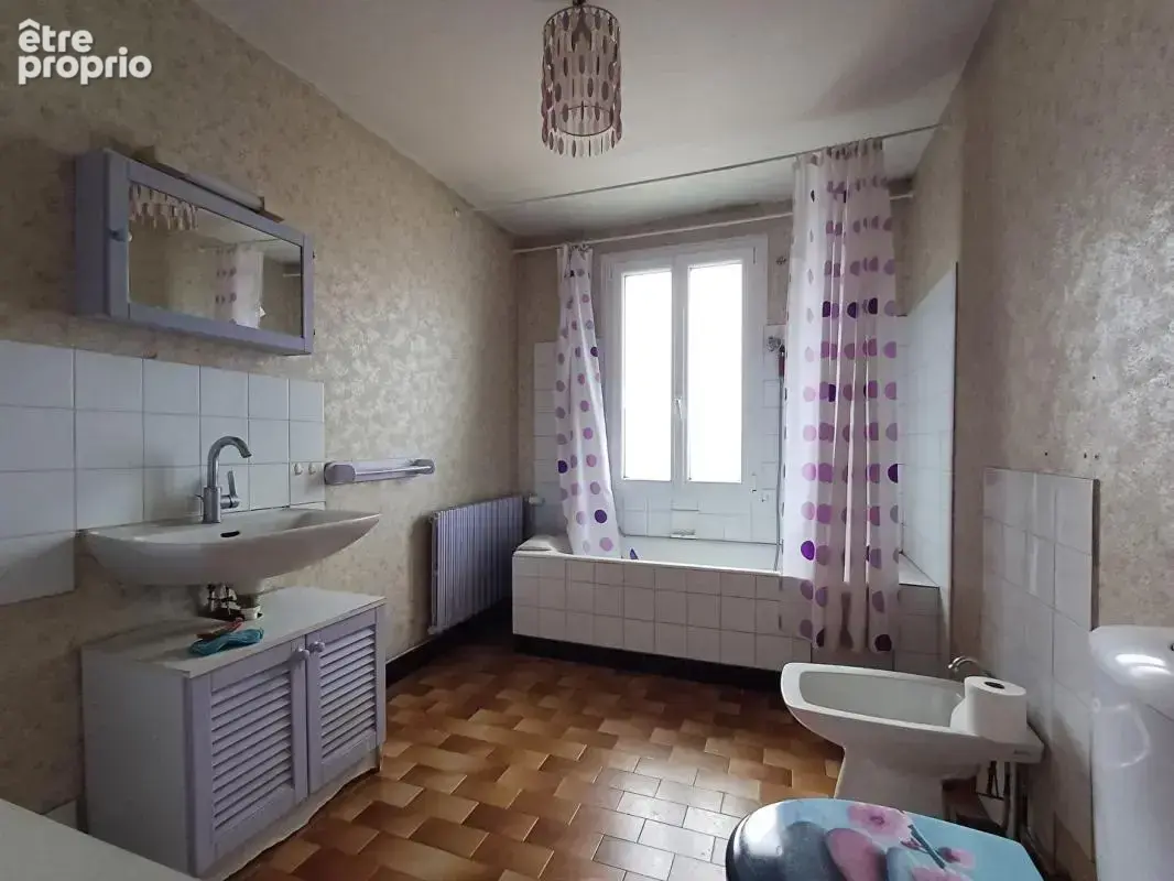 Maison de bourg du XIXe siècle,183 m², avec terrain et dépendances - VERNOIL LE FOURRIER (49390) - photo 8