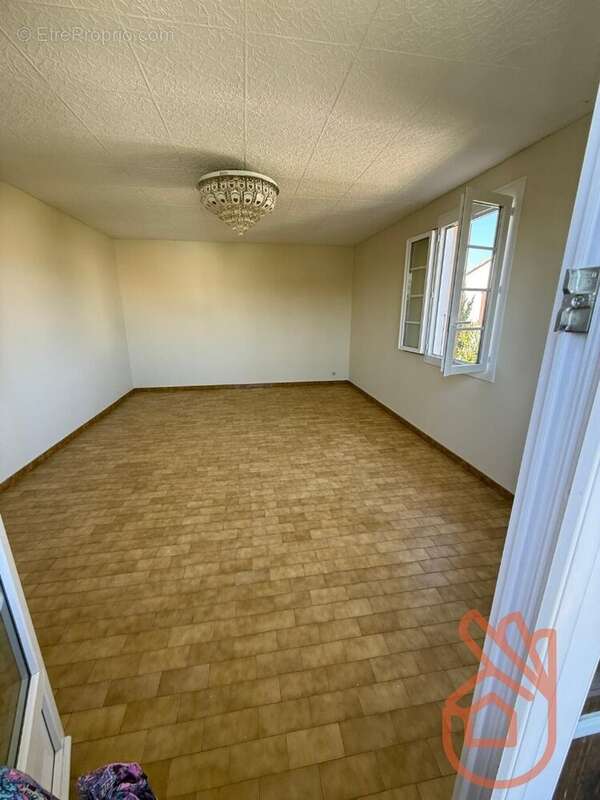 Pavillon de 140 m² divisé en 2 appartements de 2 et 4 pièces avec jardin et garage - photo 3
