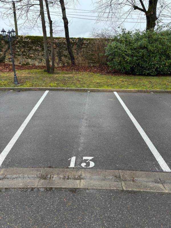 Parking à D'HUISON-LONGUEVILLE