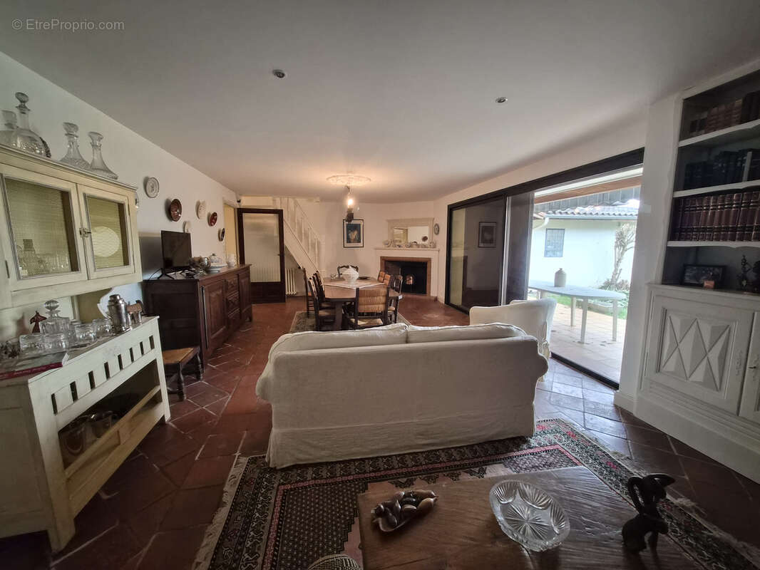 Maison de caractère avec grand terrain, piscine et dépendances - photo 7