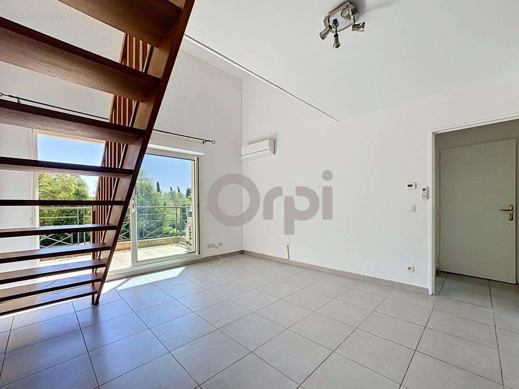 Appartement à ROQUEBRUNE-SUR-ARGENS
