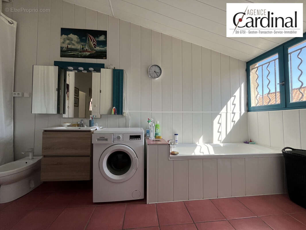 Salle d&#039;eau - Appartement à PORT-DE-BOUC