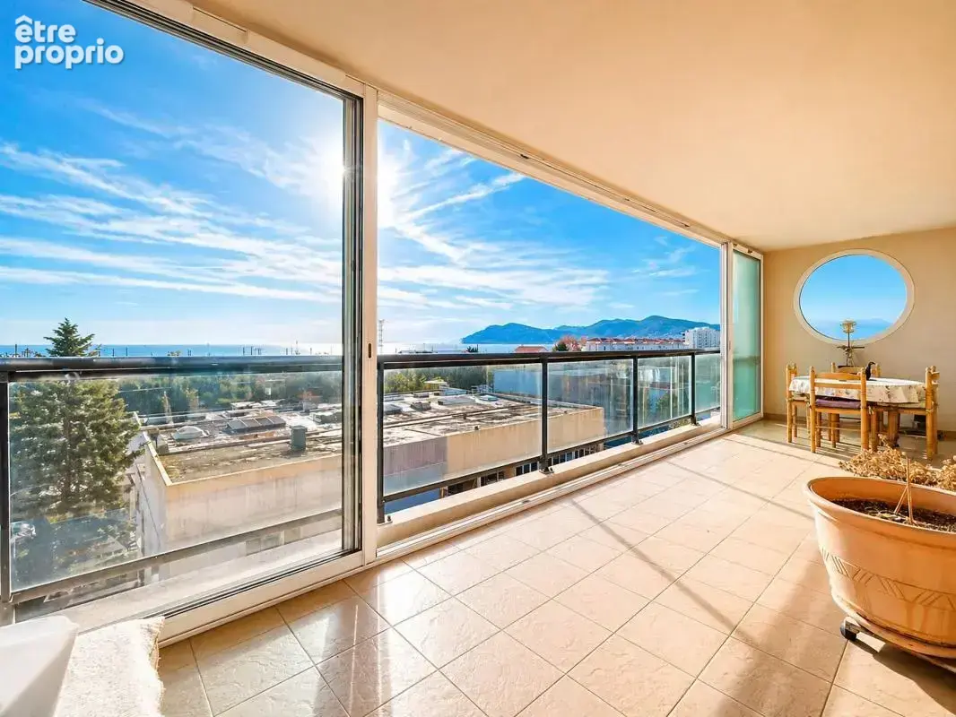 Vue mer panoramique à 180° – Superbe 4 pièces avec terrasse, piscine et garage ! - photo 1