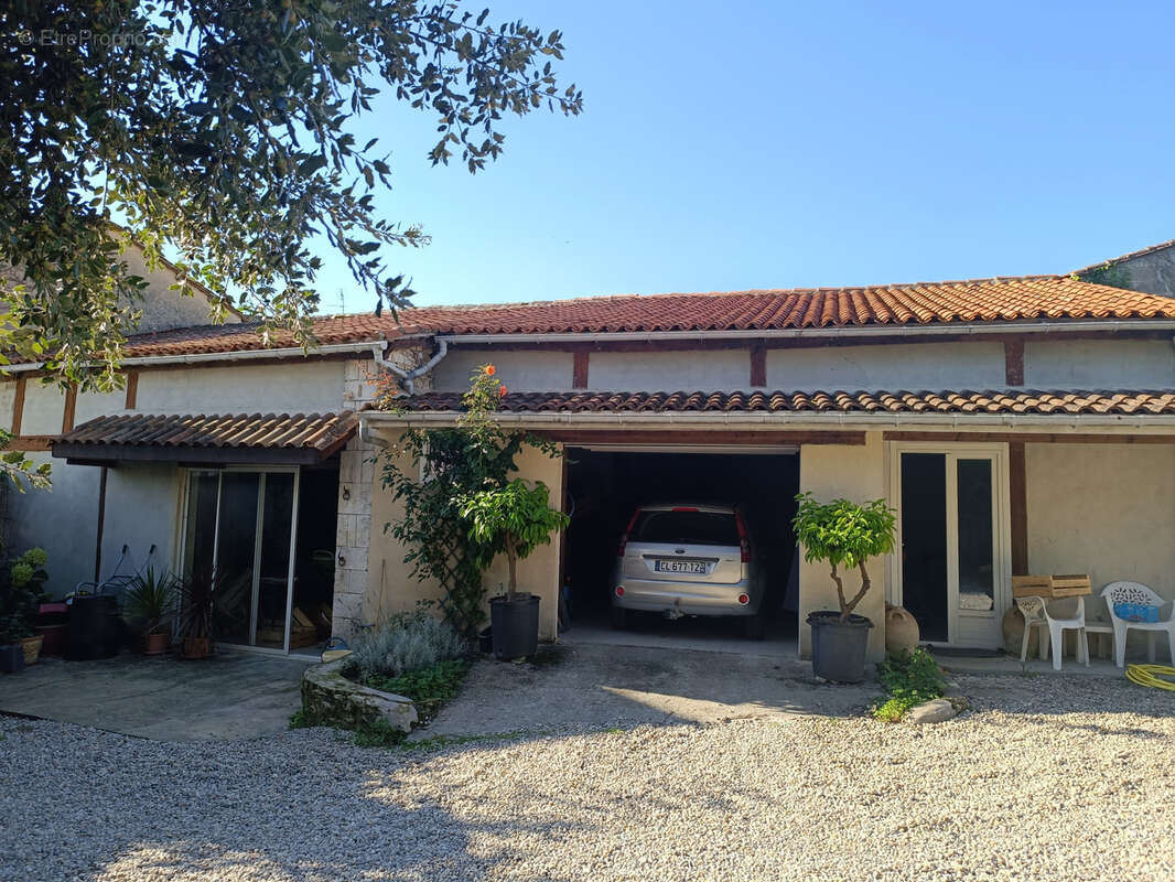 Maison à BARBEZIEUX-SAINT-HILAIRE