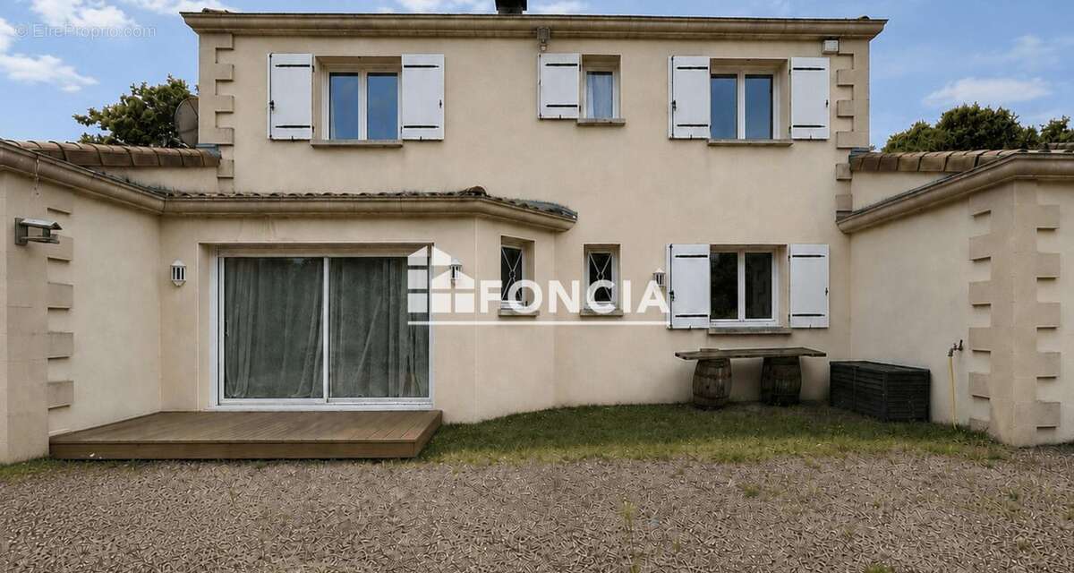 Maison familiale avec 3 suites, bureau et 2 garages - photo 11