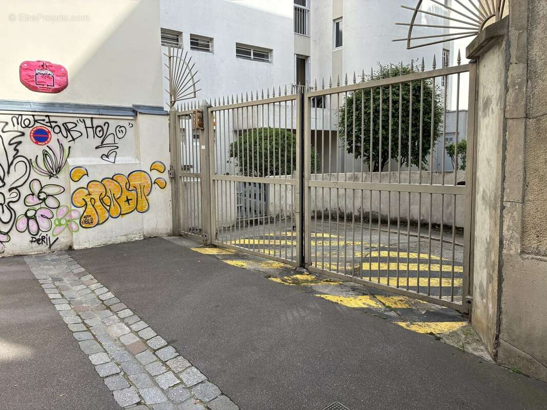 Parking à PARIS-18E