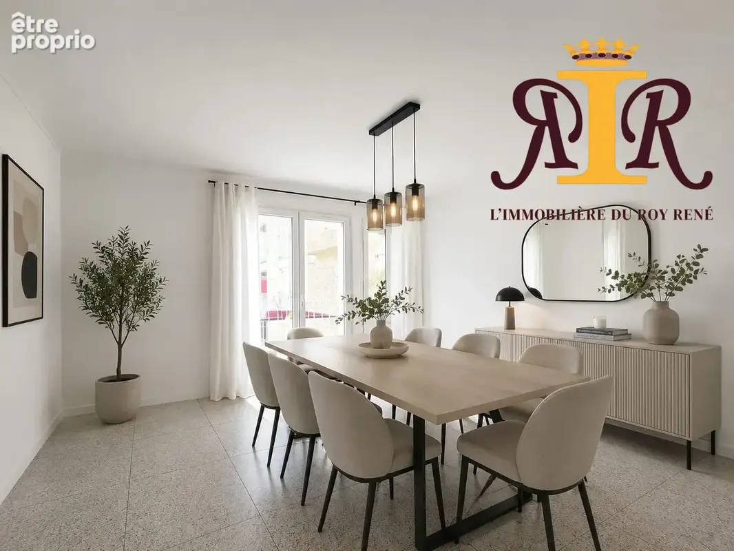 Salon avec coup de blanc et meubles