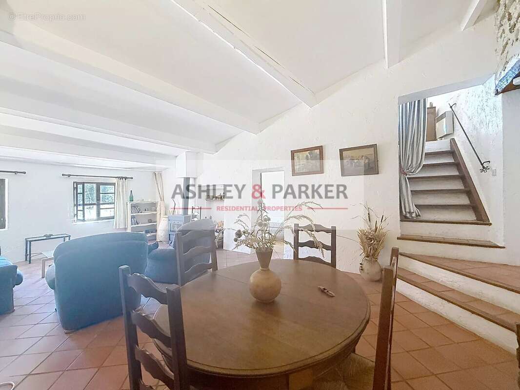 Appartement à SAUSSES