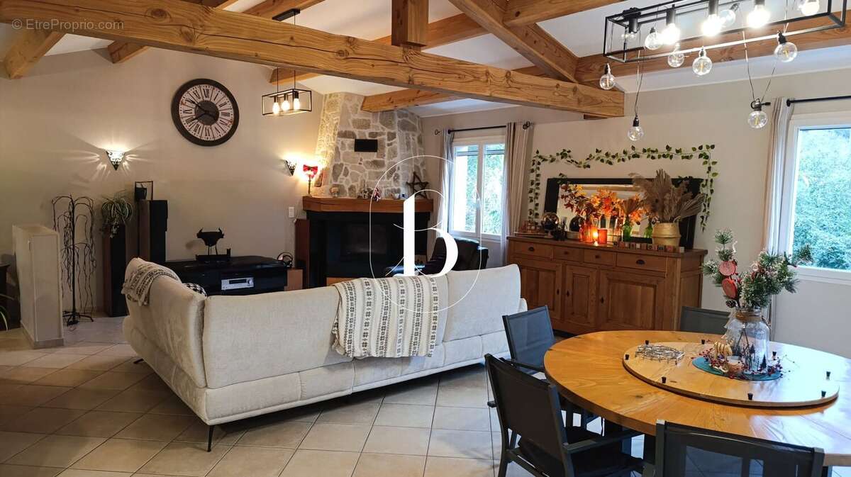 Maison à SAINT-JUST-ET-VACQUIERES