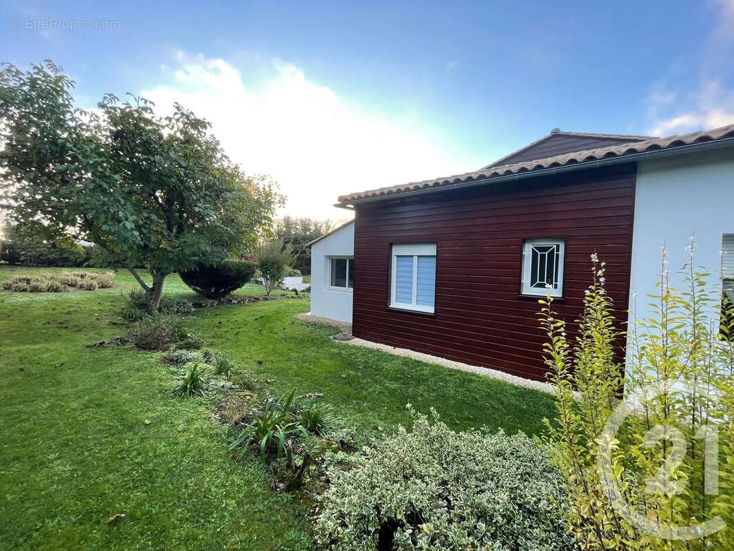 Maison 187 m² à Puymoyen  - photo 8