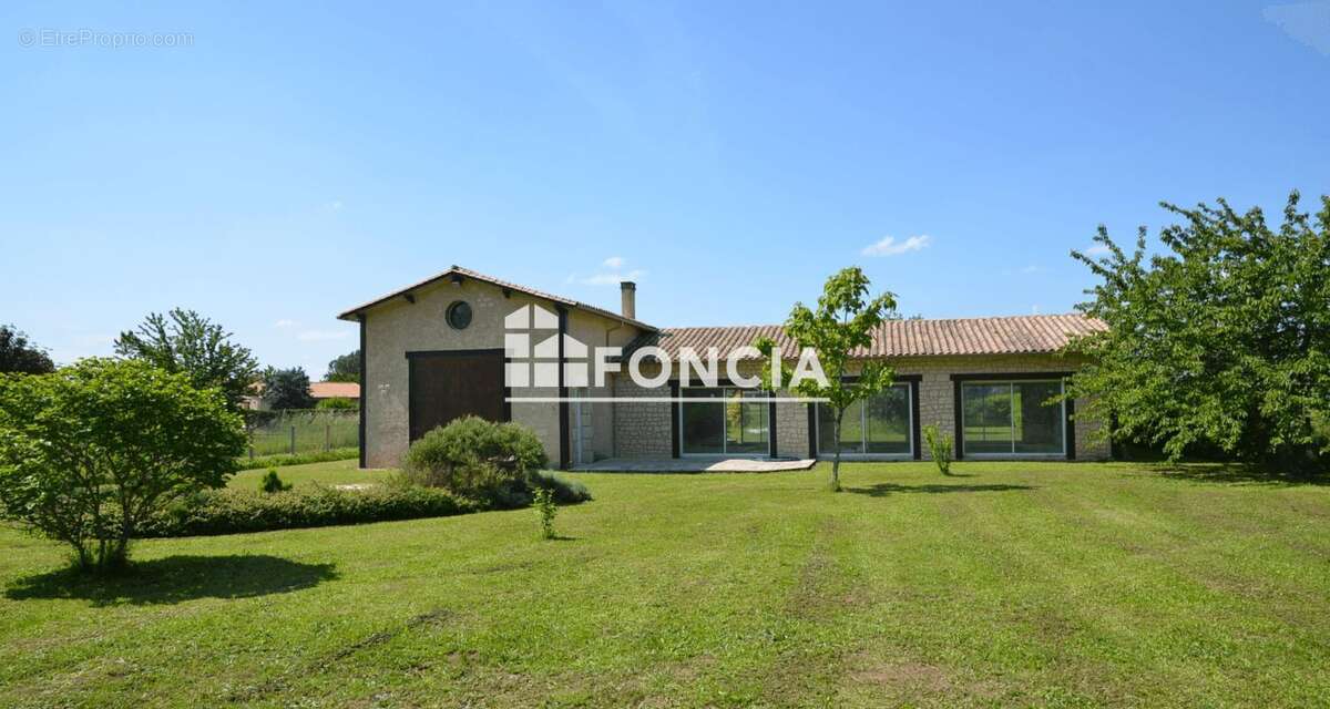 **Maison d'architecte périgourdine avec dépendance, piscine couverte à finaliser et vaste terrain en bord de Dordogne. À 800 m d - photo 10