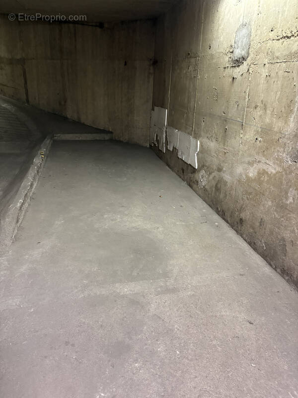 Parking à PARIS-11E