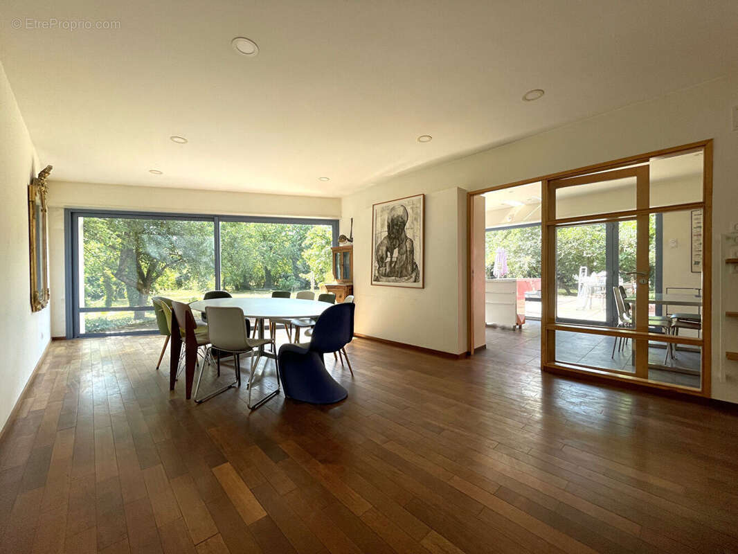 Maison familiale et contemporaine sur 11 ares de terrain à Woippy, garage. - photo 2